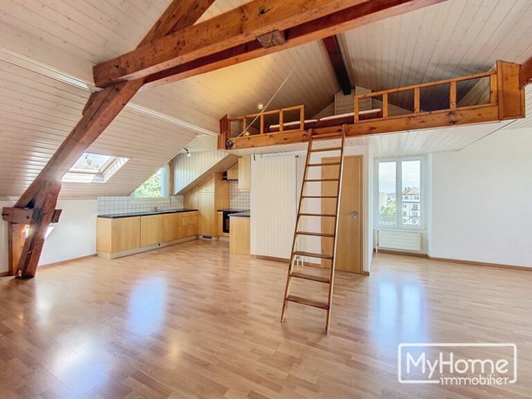 Charmant appartement au dernier étage d'un bel immeuble de 1920 dans un quartier paisible de Renens