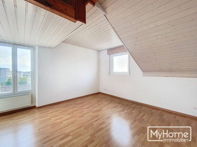 Charmant appartement au dernier étage d'un bel immeuble de 1920 dans un quartier paisible de Renens
