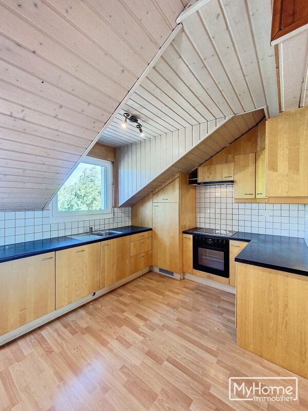 Charmant appartement au dernier étage d'un bel immeuble de 1920 dans un quartier paisible de Renens