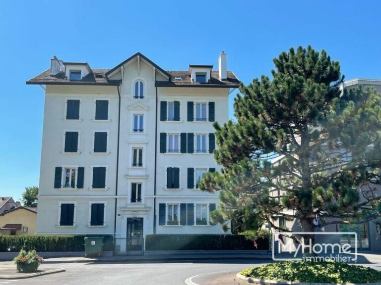 Charmant appartement au dernier étage d'un bel immeuble de 1920 dans un quartier paisible de Renens