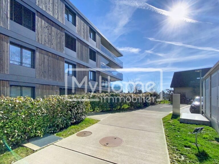 Magnifique appartement de 3,5 pièces en attique avec vue imprenable sur le lac et les montagnes