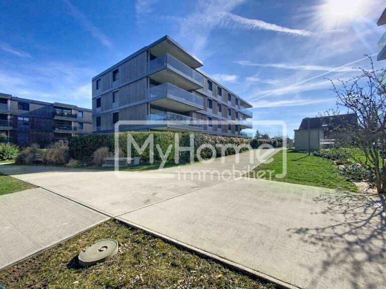 Magnifique appartement de 3,5 pièces en attique avec vue imprenable sur le lac et les montagnes