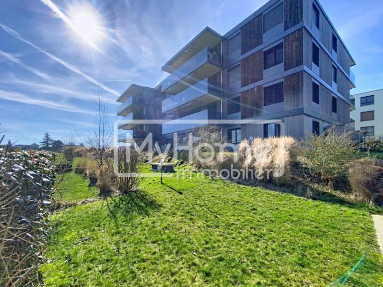 Magnifique appartement de 3,5 pièces en attique avec vue imprenable sur le lac et les montagnes