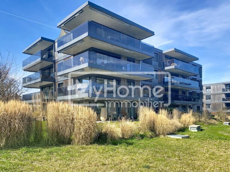 Magnifique appartement de 3,5 pièces en attique avec vue imprenable sur le lac et les montagnes