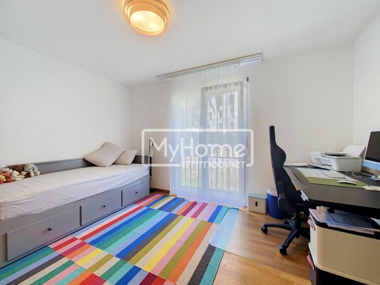 Spacieux appartement de 4,5 pièces avec un grand balcon d'angle dans un environnement résidentiel recherché