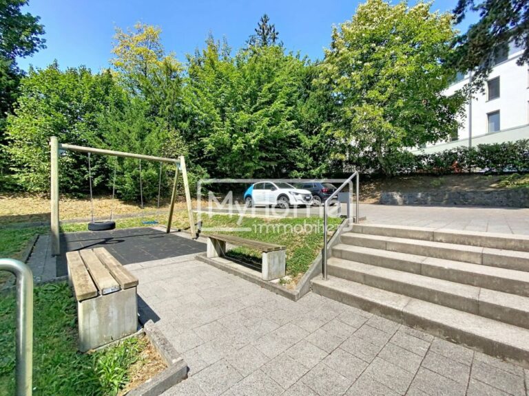 Spacieux appartement de 4,5 pièces avec un grand balcon d'angle dans un environnement résidentiel recherché