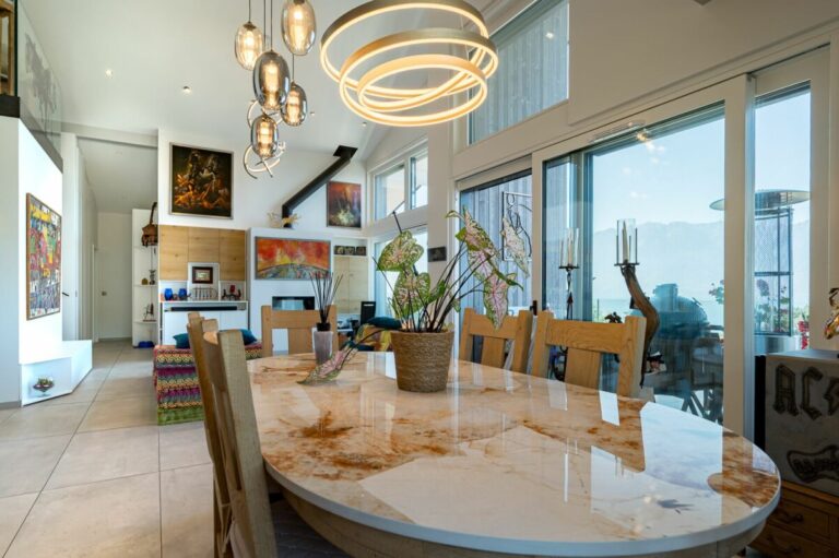 Attique neuf contemporain avec une magnifique vue lac & montagnes - Belle hauteur sous plafond
