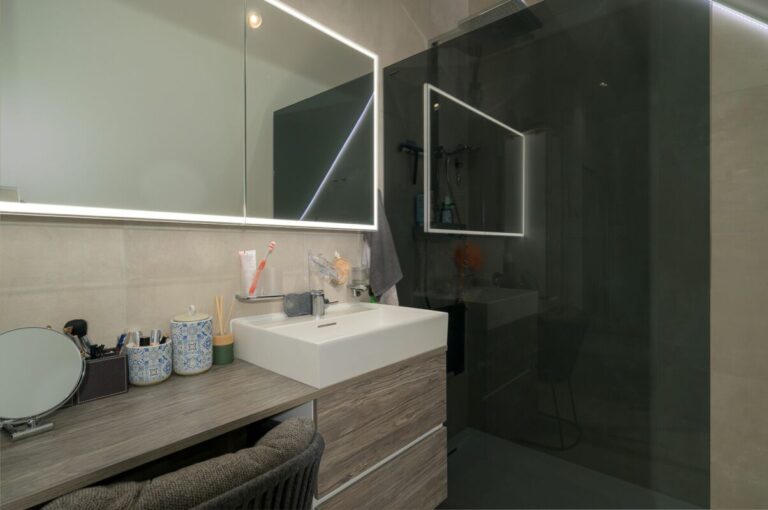Attique neuf contemporain avec une magnifique vue lac & montagnes - Belle hauteur sous plafond