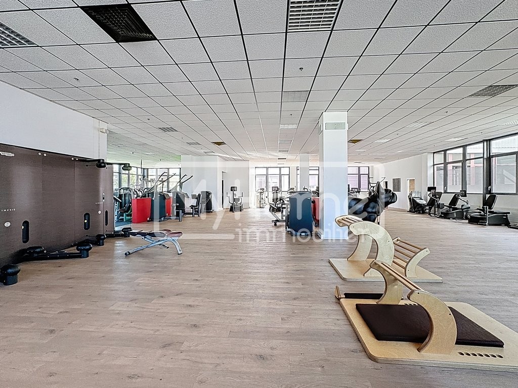 Salle de fitness de 967 m2 à Lonay entièrement équipée à louer