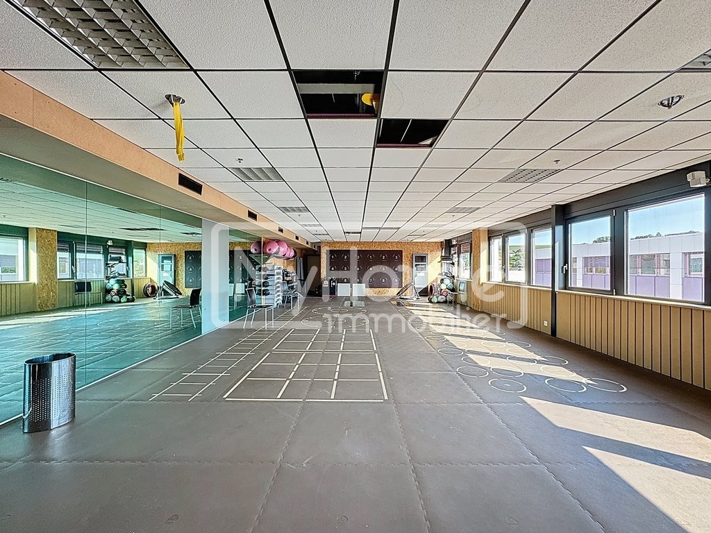 Salle de fitness de 967 m2 à Lonay entièrement équipée à louer